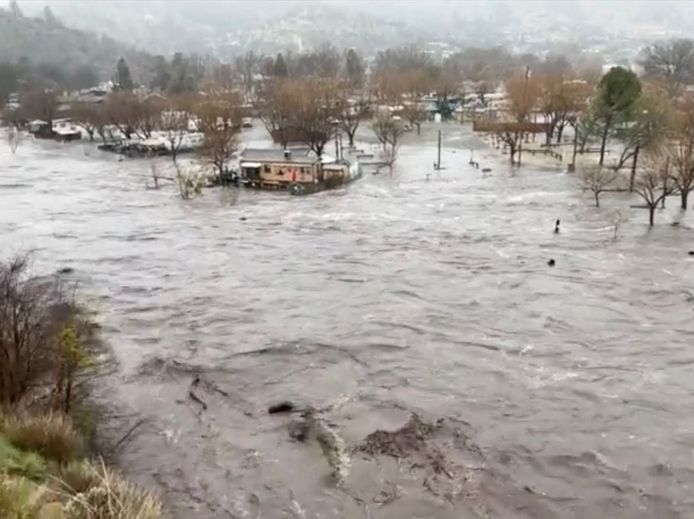 De rivier Kern is buiten zijn oevers getreden bij Kernville in Californië. (10/03/23)