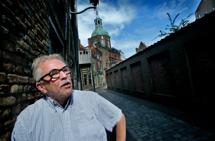 Huub van der Weide in het soms te smalle Palingstraatje.