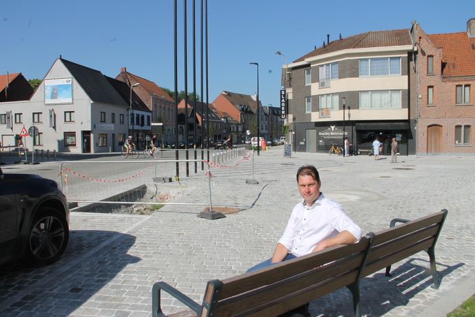 Schepen van Lokale Economie Olivier De Marez (Oostrozebeke.nu) in de dorpskern van Oostrozebeke.