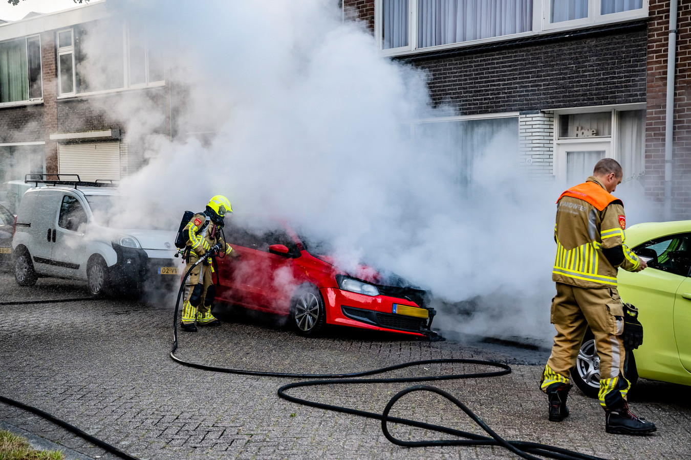 Auto zwaar beschadigd na brand in Tilburg Foto AD.nl