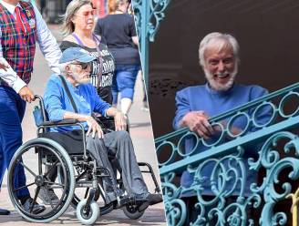 KIJK. ‘Mary Poppins’-acteur Dick Van Dyke bezoekt Disneyland in rolstoel (en wordt ontvangen als een ster)