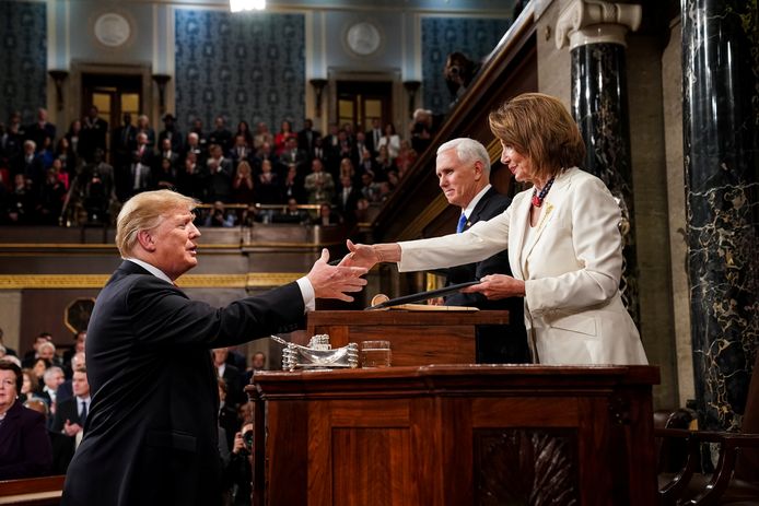 Trump schudt Speaker of the House Nancy Pelosi de hand. Naast haar vicepresident Mike Pence.