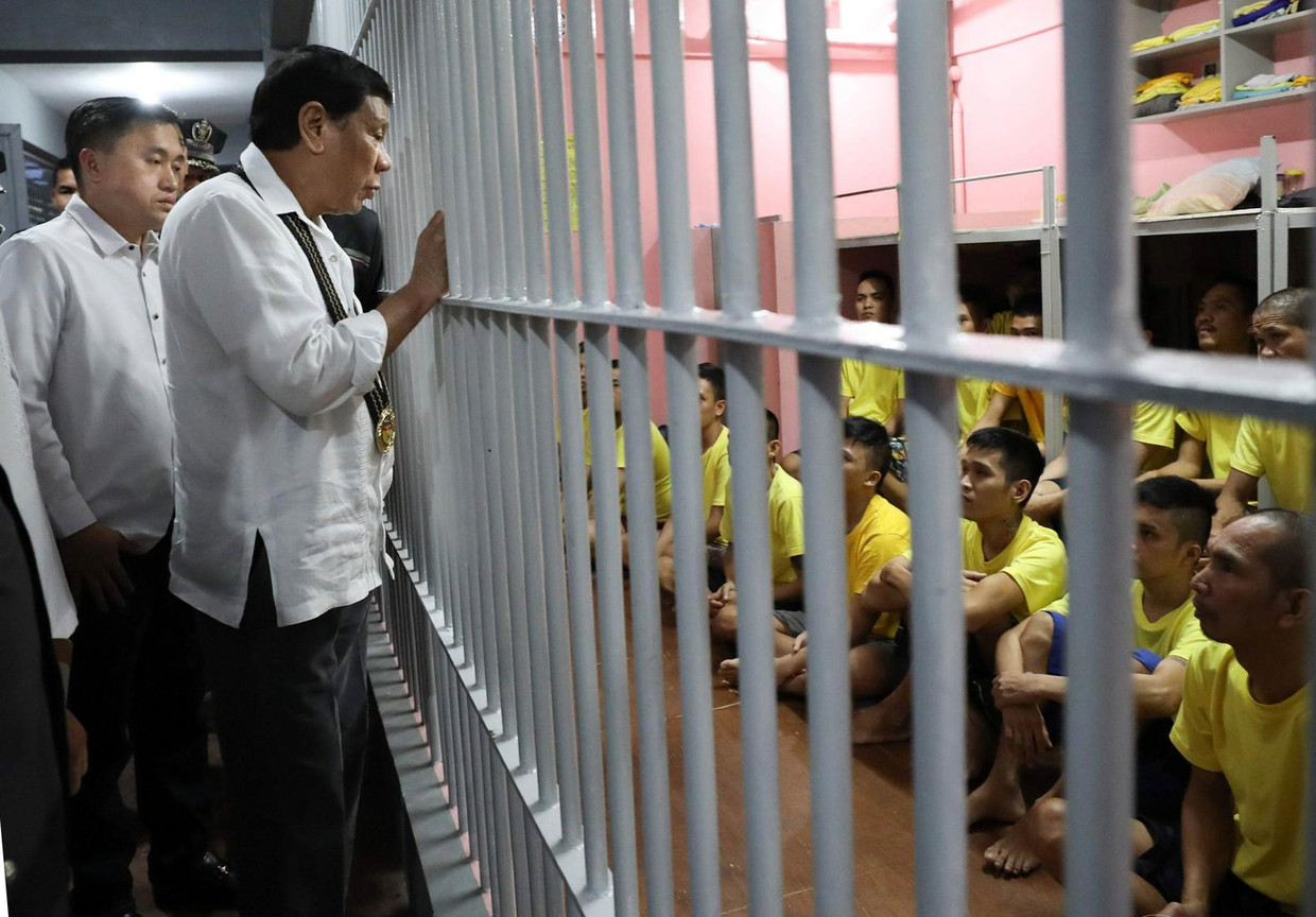 De Filipijnse president Duterte bezoekt een gevangenis. Deze foto is door een van Dutertes fotografen gemaakt een verspreid. Beeld epa
