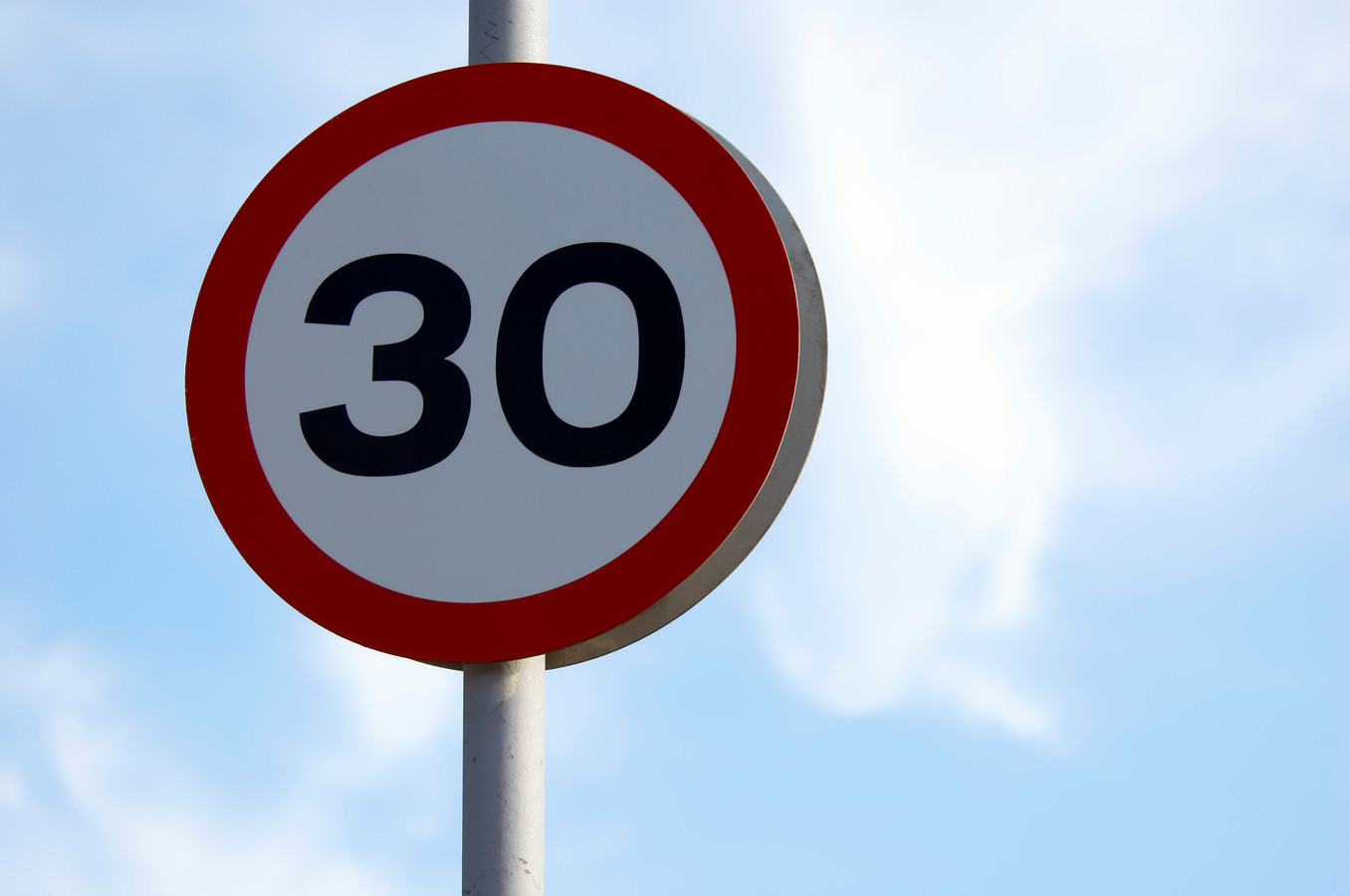 30 км. Ограничение скорости. Ограничение скорости 30 км/ч. Speed limits. Знак ограничения скорости в Америке.