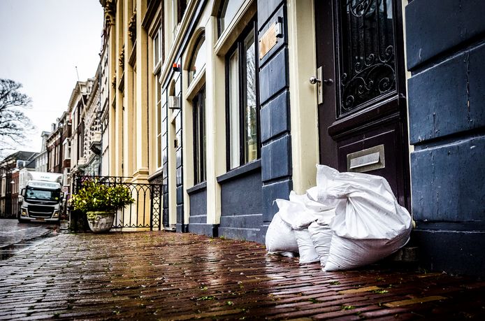 Dordrecht maakt zich klaar voor het verwachte hoogwater. Zandzakken worden geplaatst. De omgeving van de Kraansteiger wordt afgesloten.