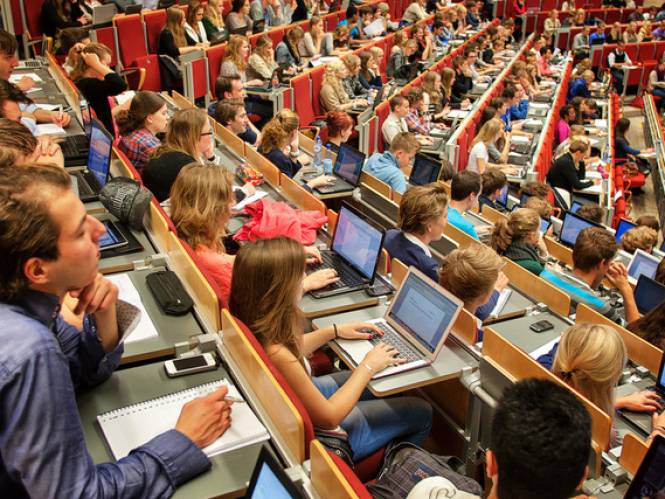 Kabinet wil thuiswonende student basisbeurs van 91 euro geven