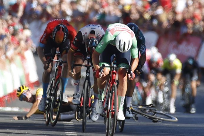 Terwijl Primoz Roglic op de grond ligt, strijdt Fred Wright (in het rood) om de dagzege.