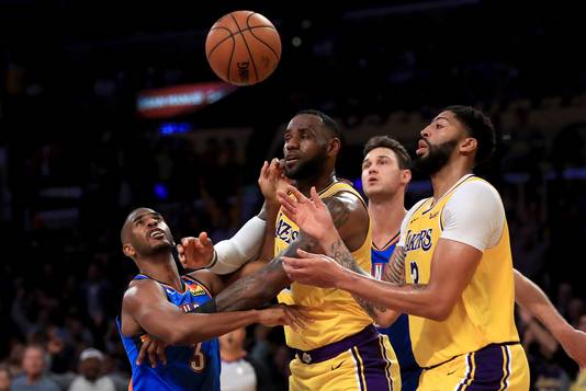 Chris Paul (Oklahoma City Thunder) in gevecht om de bal met LeBron James en Anthony Davis.