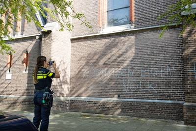Kerk en nog vier andere plekken in Budel vol geklad met leuzen tegen azc: ‘Eigen volk eerst’