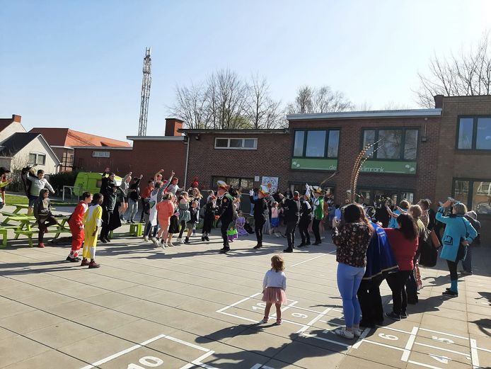 Vrijdagmorgen brachten Prins Carnaval Ditn en Hofmaarschalk Pedro I, samen met een delegatie carnavalisten, een bezoek aan de Poperingse scholen.