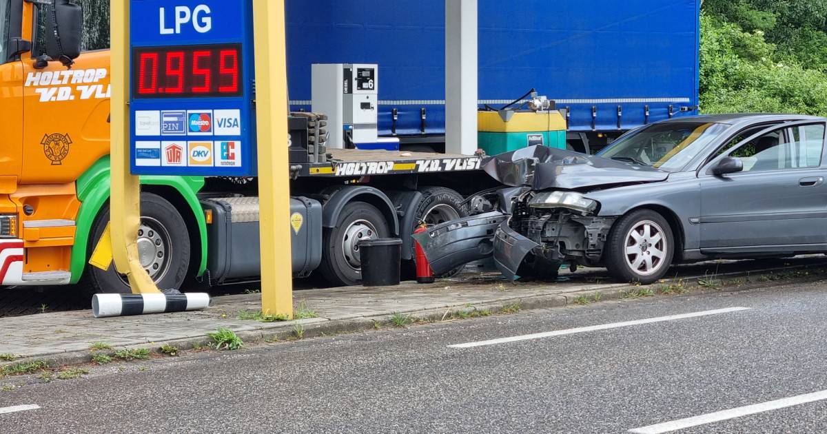 Opmerkelijk: eerst botst automobilist tegen prijzenbord en daarna wordt er nog een hond aangereden.
