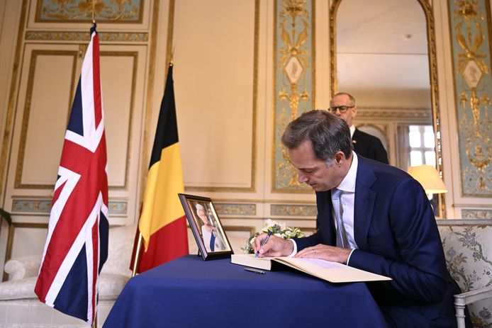 Prime Minister Alexander De Croo pictured signing the condolences register for British Queen Elisabeth II, at the residence of the British ambassador to Belgium, in Brussels . Queen Elisabeth has died Thursday 08 September, aged 96.
BELGA PHOTO LAURIE DIEFFEMBACQ