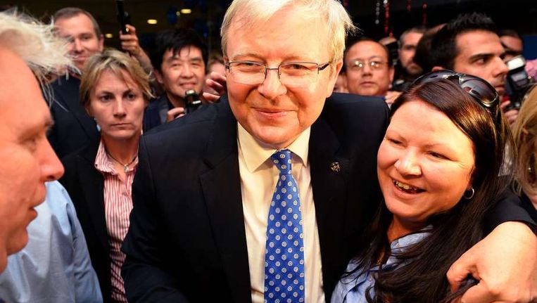 Australische premier Kevin Rudd omhelst een van zijn aanhangers Beeld ANP