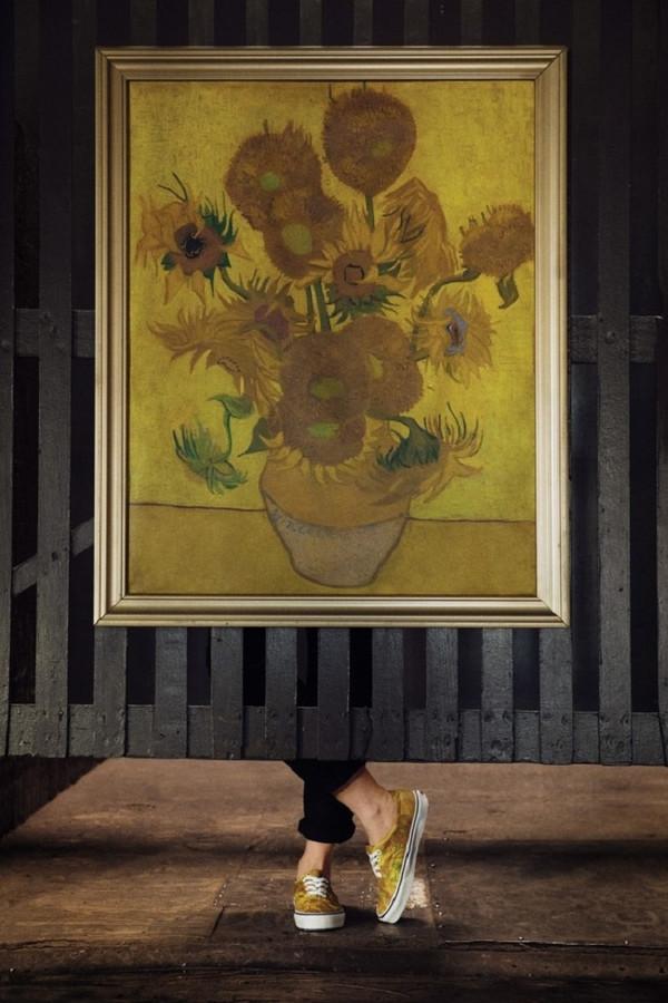 weten Ondergedompeld Klem Van Gogh-schoenen binnen no time uitverkocht | Foto | gelderlander.nl