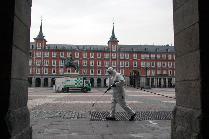 Het Plaza Mayor in Madrid loopt normaal vol toeristen, vandaag is het leeg.