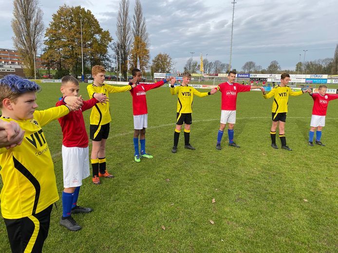 Ook door de jeugdspelers van VVGZ werd een statement tegen racisme gemaakt.