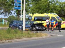 Auto’s total loss na botsing in Apeldoorn: één gewonde naar het ziekenhuis