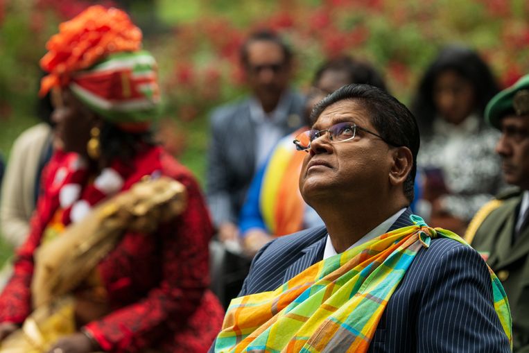 De Surinaamse president Santokhi was bij een kranslegging bij het Slavernijmonument in het Oosterpark tijdens zijn  werkbezoek in Amsterdam in september vorig jaar.  Beeld Daphne Channa Horn