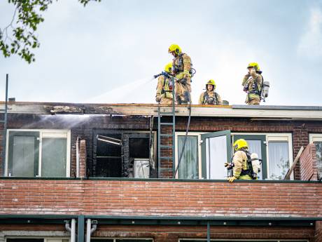 Brandweer sloopt dak voor blussen brand in woning Rotterdam-Zuid