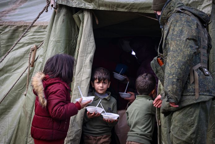 Vluchtelingen in een opvangkamp nabij grensovergang Bruzgi aan de grens met Polen