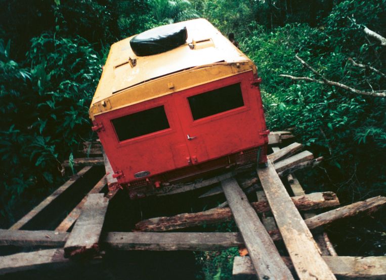 Over een ingezakte brug in Congo. Beeld 