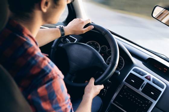 Waarom moeten jongeren meer betalen voor hun autoverzekering? 