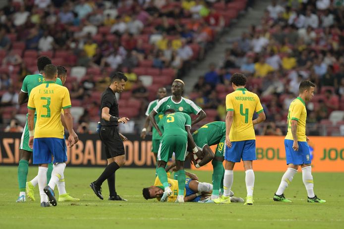 Krépin Diatta ziet hoe Neymar op de grond ligt.