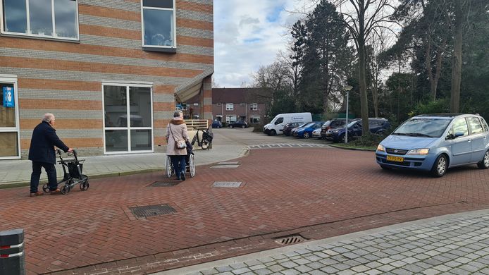 De senioren kunnen vaak pas de overkant bereiken als automobilisten vrijwillig stoppen, zoals hier.