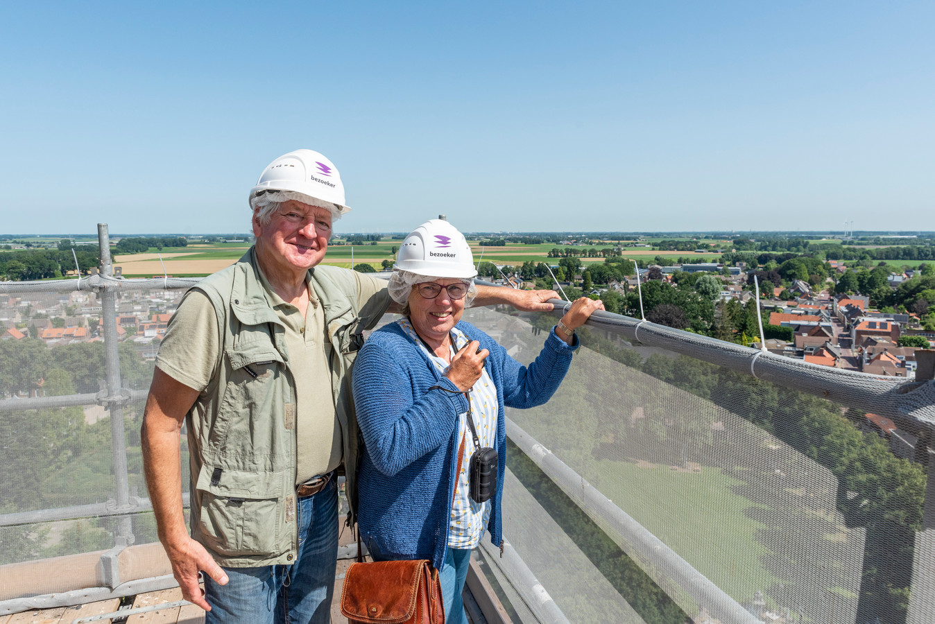 Harry (links) en Elke Schalke (rechts) boven op de Sint-Lambertuskerk in Wouw.