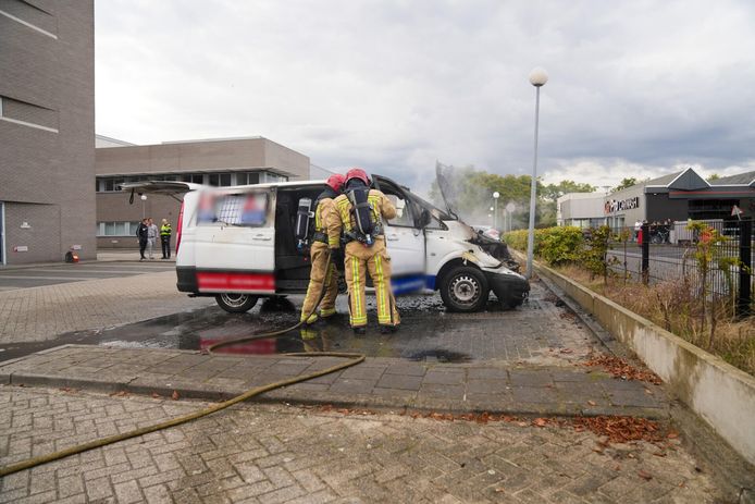 De brandweer kon het vuur op een parkeerplaats langs de Europaweg blussen, maar het busje raakte wel onherstelbaar beschadigd.