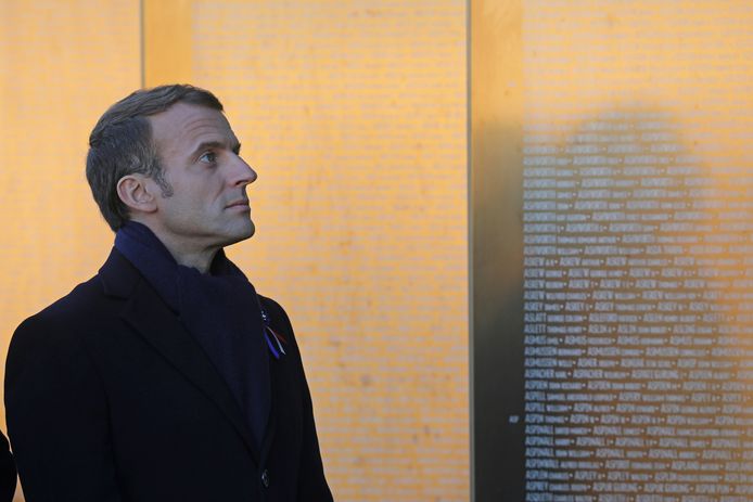De Franse president Emmanuel Macron bij een oorlogsmonument in Ablain-Saint-Nazaire in Frankrijk.