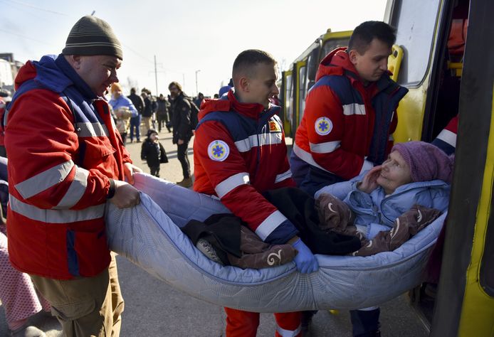 Een vrouw wordt geëvacueerd uit een dorpje in de buurt van Kiev.