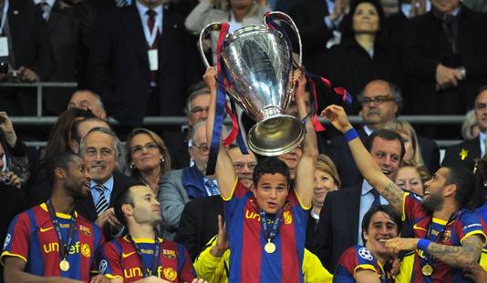 Invaller Ibrahim Afellay juicht met de zojuist binnengehaalde Champions League-trofee in 2011.
