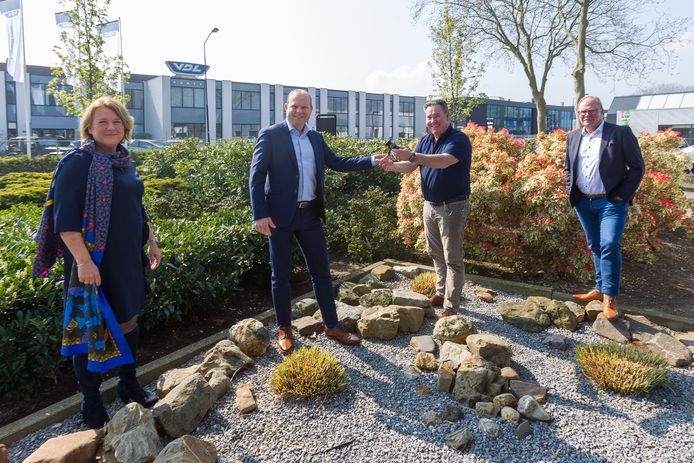 Rob Gielissen (2e van rechts) draagt de voorzittershamer over aan Erik Gilden (2e van links), onder het toeziend oog van Manuela de Heer en Aloys Putmans.