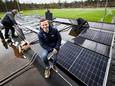 Voorzitter Peter van Bokhoven van voetbalclub Stiphout Vooruit op het dak van de eigen accommodatie. Er worden in totaal 72 zonnepanelen op het dak gelegd.