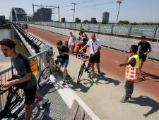 Een wonder! Geen geparkeerde fietsen op de spoorbrug tijdens een stranddag (maar de nieuwe roltrap hapert nu al)