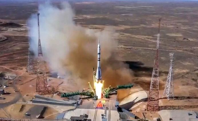 De Soyuz MS-19-raket stijgt op vanaf ruimtebasis Bajkonoer in Kazachstan. In het ruimtevoertuig zitten naast een kosmonaut een actrice en regisseur voor de eerste opnames van een film buiten de dampkring.