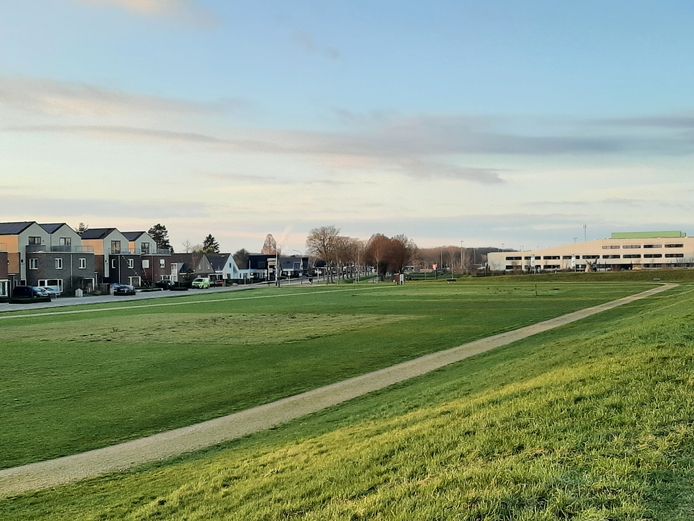 Op de plek van de hardloopbaan in Cuijk komt over ruim een jaar tijdelijk een basisschool. Op de achtergrond het Merletcollege.