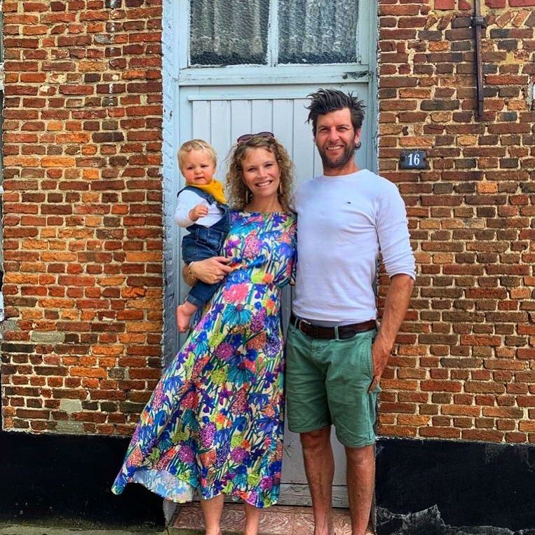 Bartel Van Riet met z'n vrouw Dorien en z'n dochter Lou. De presentator is nu voor de tweede keer papa geworden. 