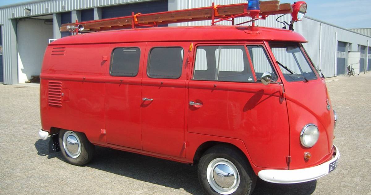 Rode VW verdwijnt mogelijk uit zicht van Brandspuithuis Meliskerke