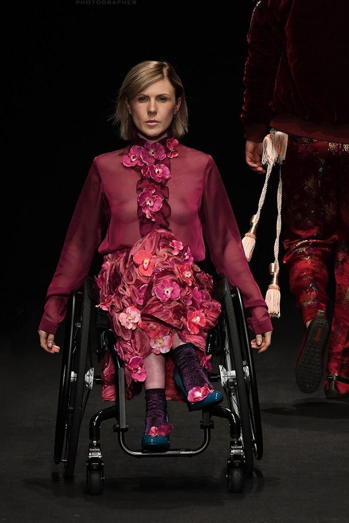 meesteres Getand gras Elianne (28) in haar rolstoel op de catwalk in Milaan | Amersfoort | AD.nl
