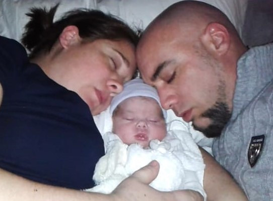 Marloes en Chris Schuiling met in hun midden baby Luna