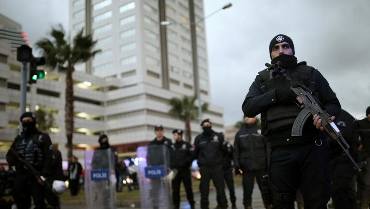 Turkse agenten bij de plek van een aanslag eerder dit jaar in Izmir Beeld ap