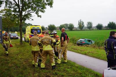 Auto belandt in sloot bij botsing in Hooge Zwaluwe, bestuurster lichtgewond