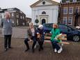 Maandagmorgen werd het 'Harman Breman’-bankje onthuld aan de IJsselkade. V.l.n.r. wethouder Erik Faber, zoon van Harman Berthold Breman (57), ex-vrouw Tonny Zweers (81) en dochter Sandra Breman (55).