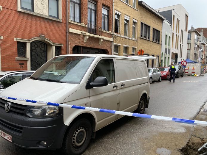 De Bisschopstraat en de Constitutiestraat waren een tijd afgesloten voor het verkeer. Op verschillende plaatsen waren bloedvlekken te zien van het slachtoffer.