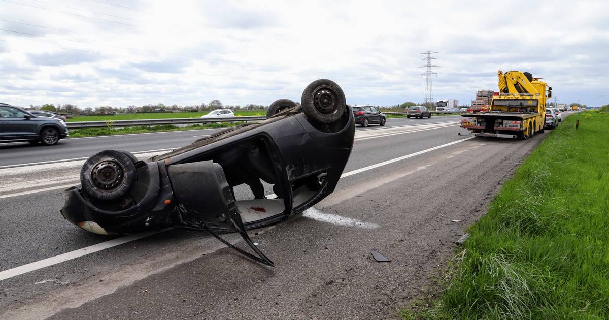 Auto eindigt ondersteboven op de A15 na botsing, bestuurder naar het ziekenhuis