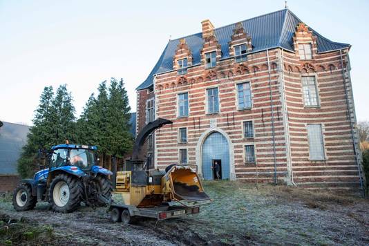 Het kasteel van Heers ligt er al jaren vervallen bij.