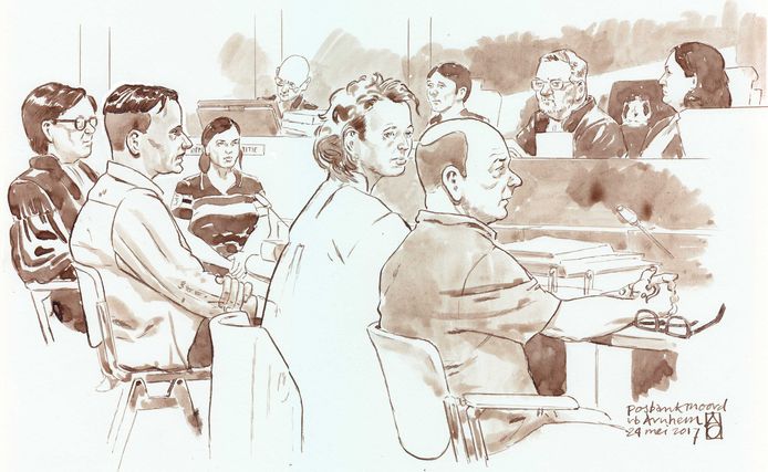 Frank F. (rechts) in de rechtbank in Arnhem. Tweede van links is medeverdachte Souris R.