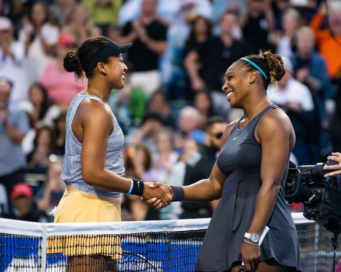 Naomi Osaka feliciteert Serena Williams met de overwinning.